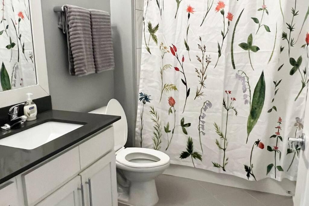 In Plaza Midwood- Fast Wifi-king Bed